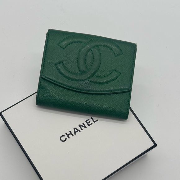 Chanel Wallet 💚 - Picture 1 of 10